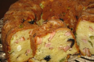 Рецепт простого пирога с колбасой и оливками
