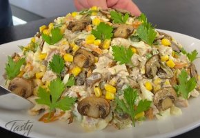Рецепт сытного и вкусного осеннего салата из курицы и шампиньонов