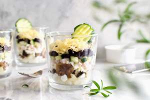 Слоеный салат с курицей, грибами и черносливом