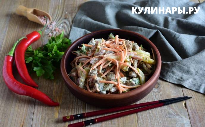 Салат с жареной курицей, картофелем и корейской морковью