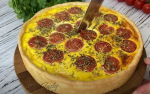 Рецепт куриного пирога с помидорами и сыром