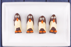 Как красиво оформить детское блюдо: Банановые пингвины