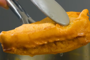 Жареный сыр с чоризо в горячем масле