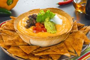 Мексиканский горячий сыр с хрустящими тортильями в соусе чили кон кесо