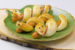 Как красиво оформить детское блюдо: Змея хот-дога