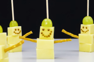 Как красиво оформить детское блюдо: Сырный робот