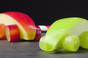 Как красиво оформить детское блюдо: Автомобили из яблочного винограда