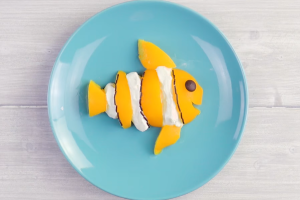 Как красиво оформить детское блюдо: Йогуртово-персиковая рыба