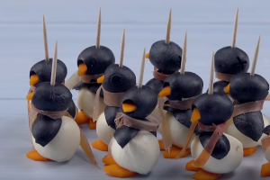 Как красиво оформить детское блюдо: Сыр и оливковые пингвины