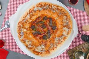 Пицца говядина Веллингтон с ветчиной прошутто