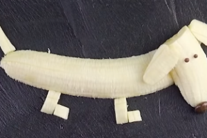 Как сделать фруктовое оформление: Банановая собака