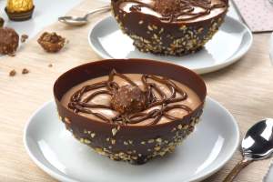 Шоколадный десерт с фруктами и конфетами Ferrero Roche