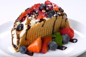 Десертные вафельные конусы: мороженое, ягоды, шоколадный сироп