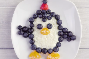 Как красиво оформить детское блюдо: Рисовый пудинг Пингвин