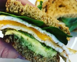 Рецепт полезного сэндвича с авокадо, сыром и яйцами