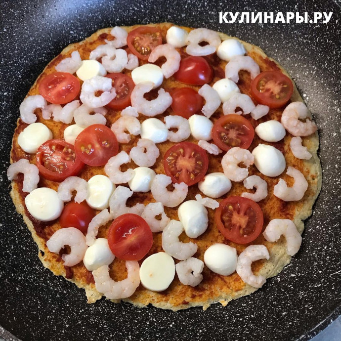 Овсяная пицца на сковороде с креветками и сыром 7