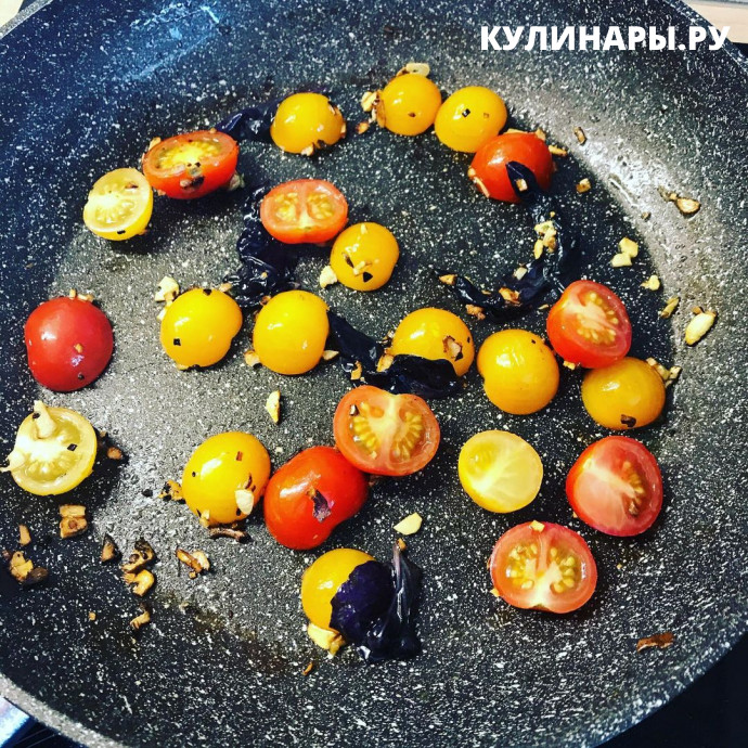 Рецепт сочного куриного филе с помидорами на сковородке 4