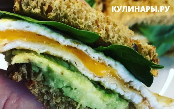 Рецепт полезного сэндвича с авокадо, сыром и яйцами