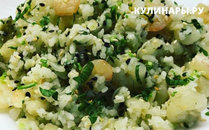 Рис с креветками и зелёным луком в кунжутном масле